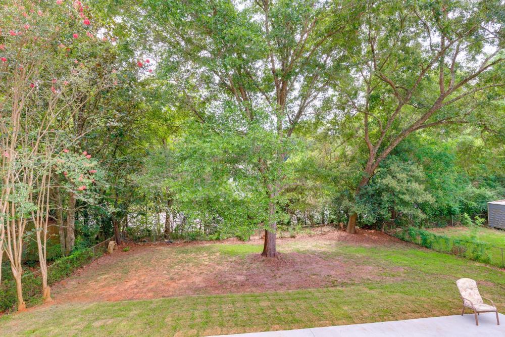 Walkable Mobile Apartment with Fenced-In Yard